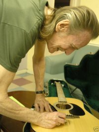 Lightfoot-autographing-guitar Lightfoot-autographing-guitar